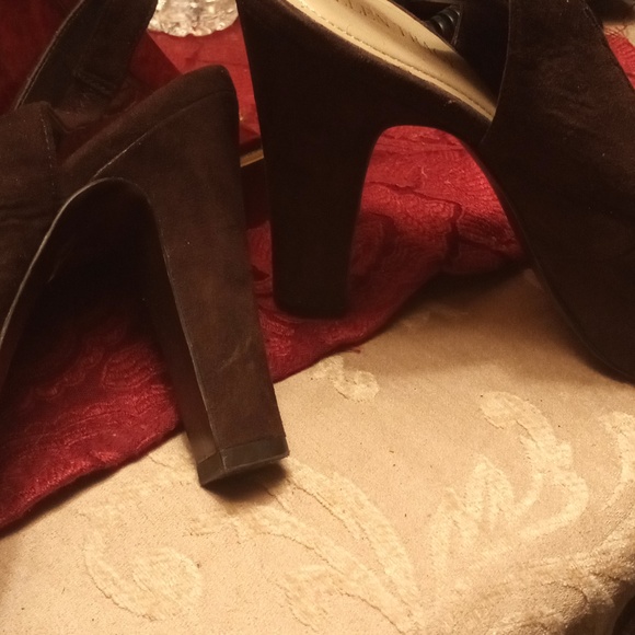 A pair of beautiful brown suede heels - Picture 6 of 8